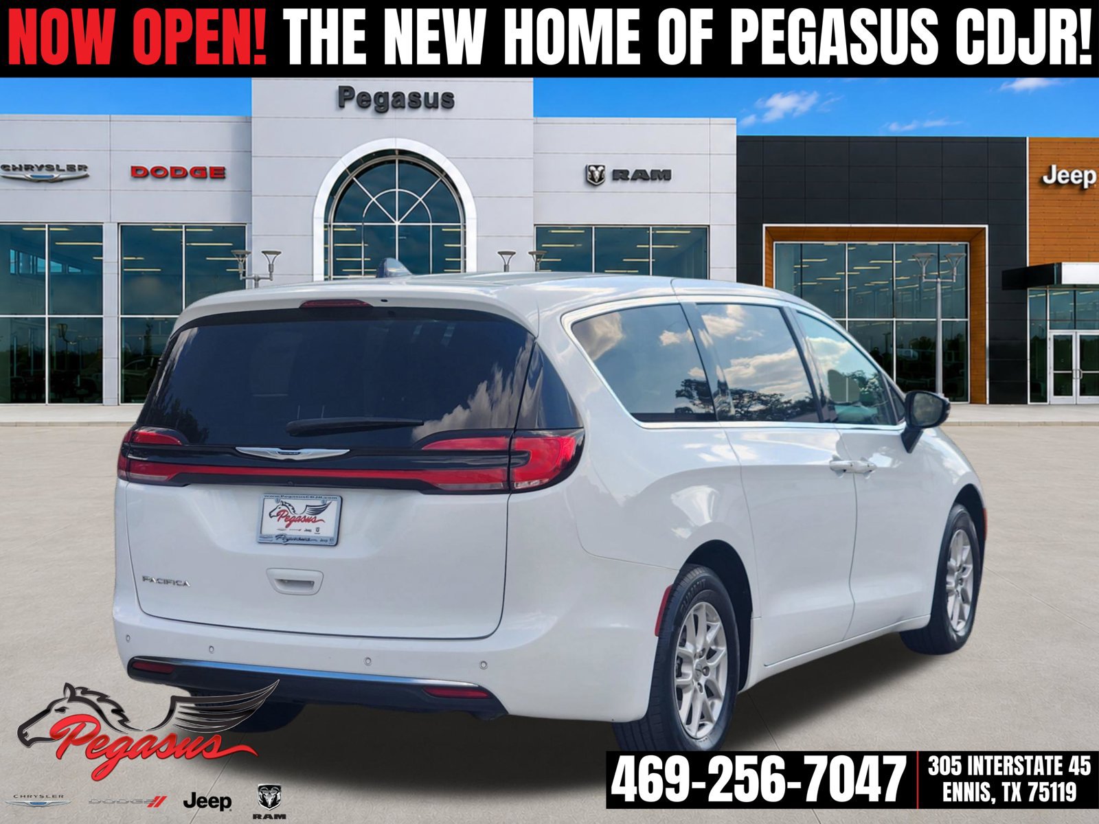 Used 2024 Chrysler Pacifica Touring-L FWD image 5