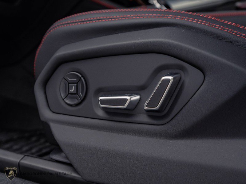 Used 2025 Lamborghini Urus SE image 22