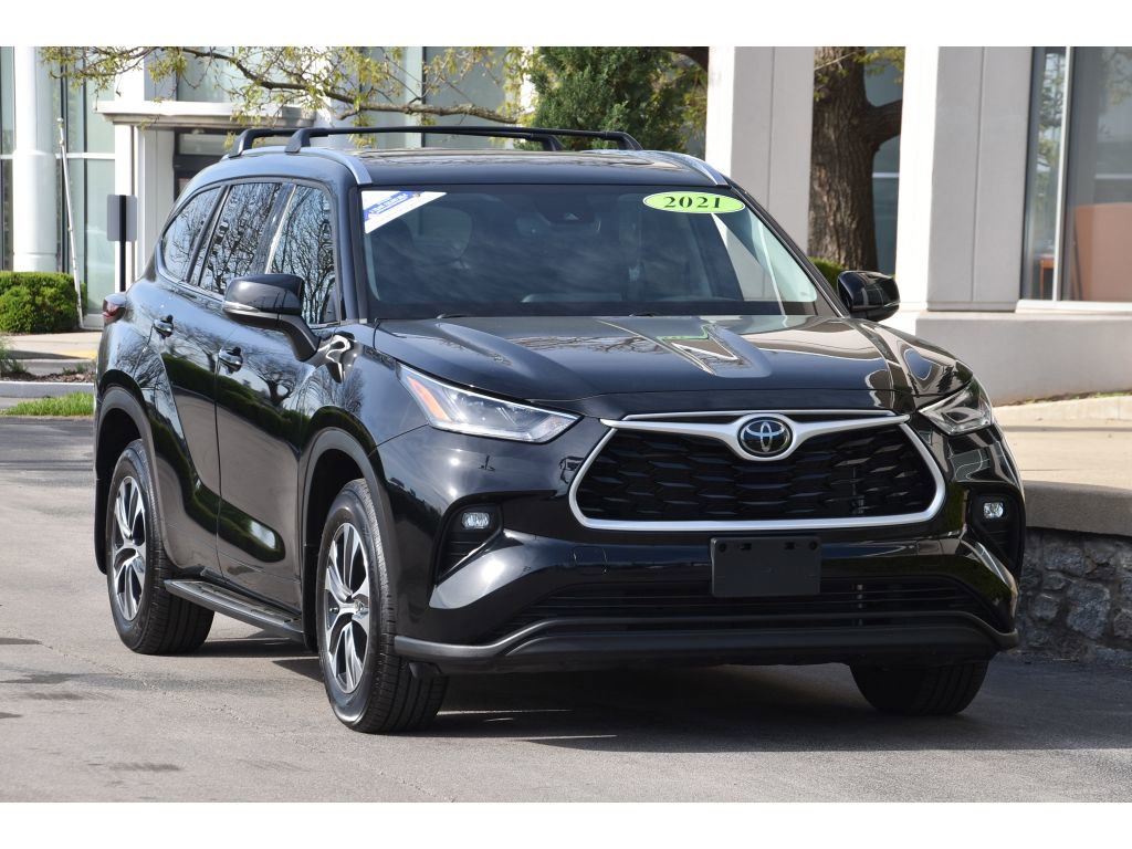 Used 2021 Toyota Highlander XLE image 2