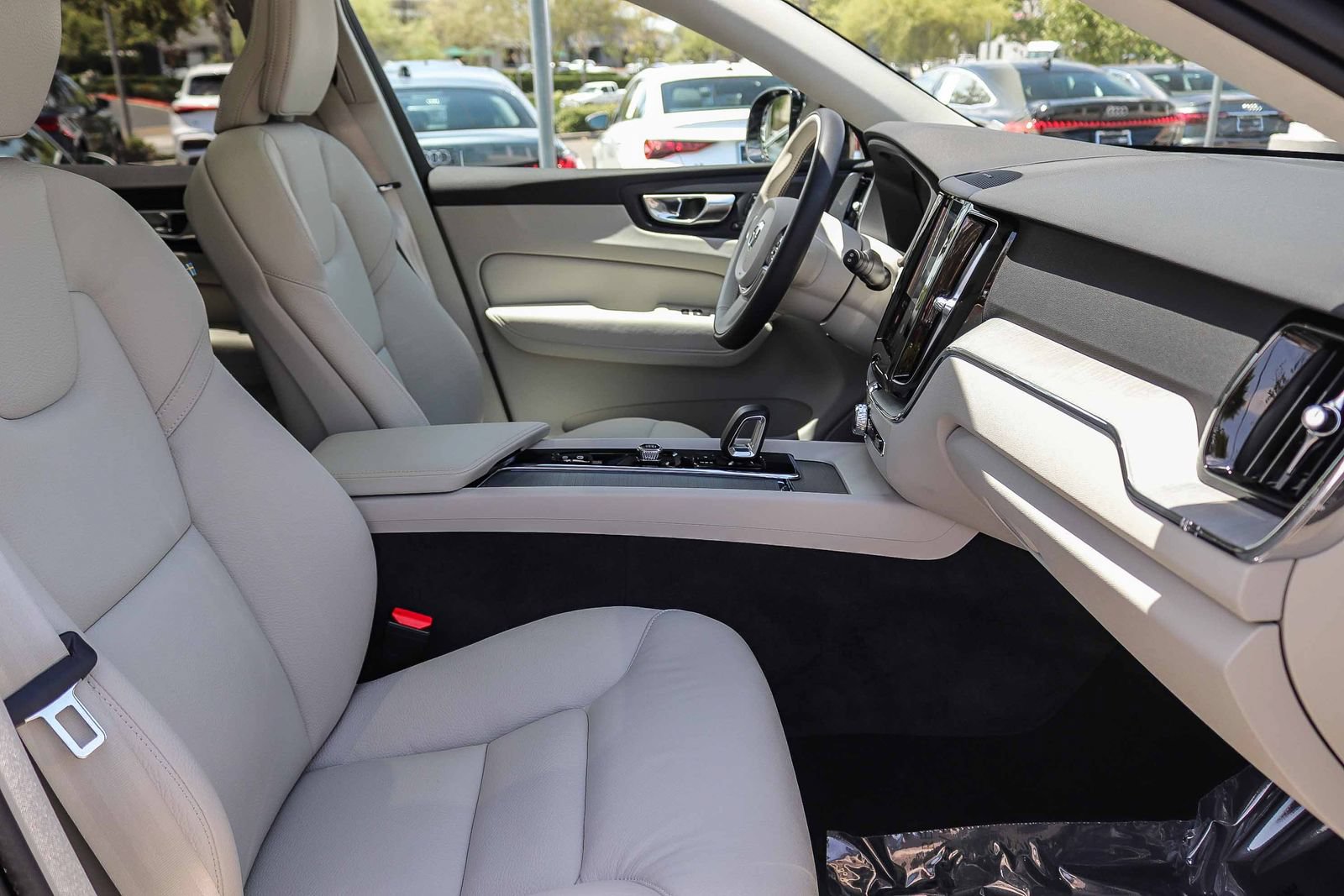 Used 2023 Volvo XC60 B5 Plus w/ Climate Package FWD image 18