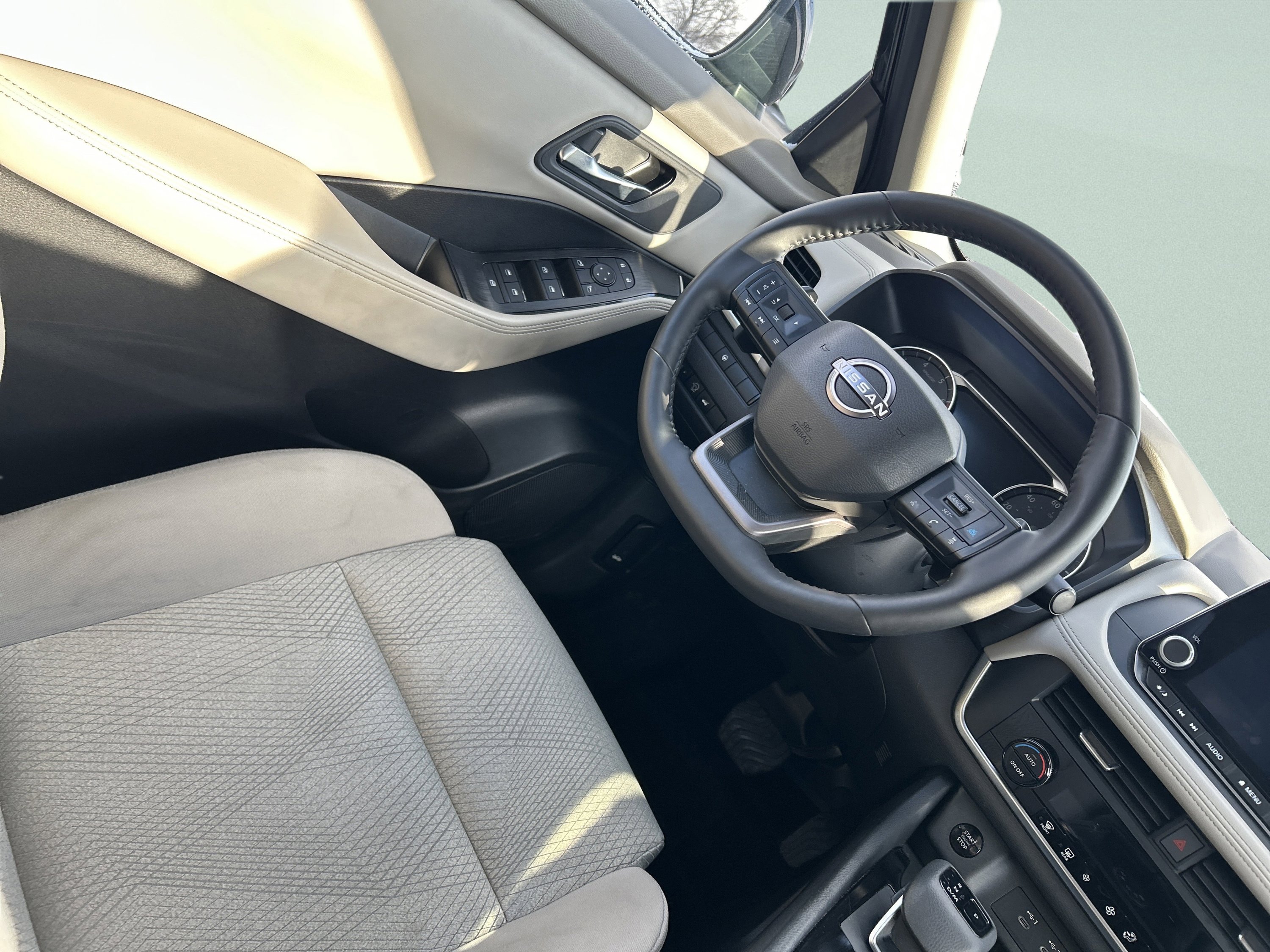 Used 2025 Nissan Rogue SV AWD/4WD image 39