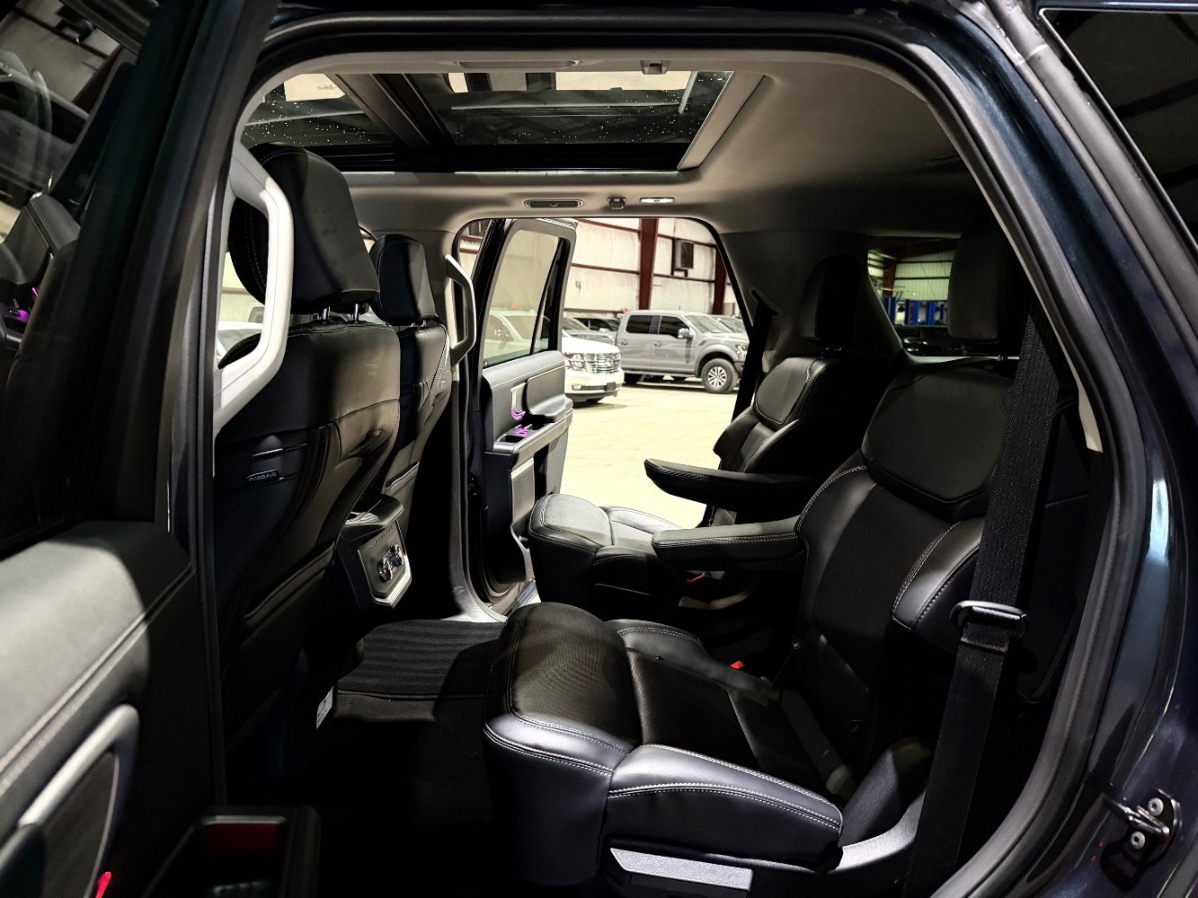 Used 2025 Ford Expedition Platinum AWD/4WD image 16