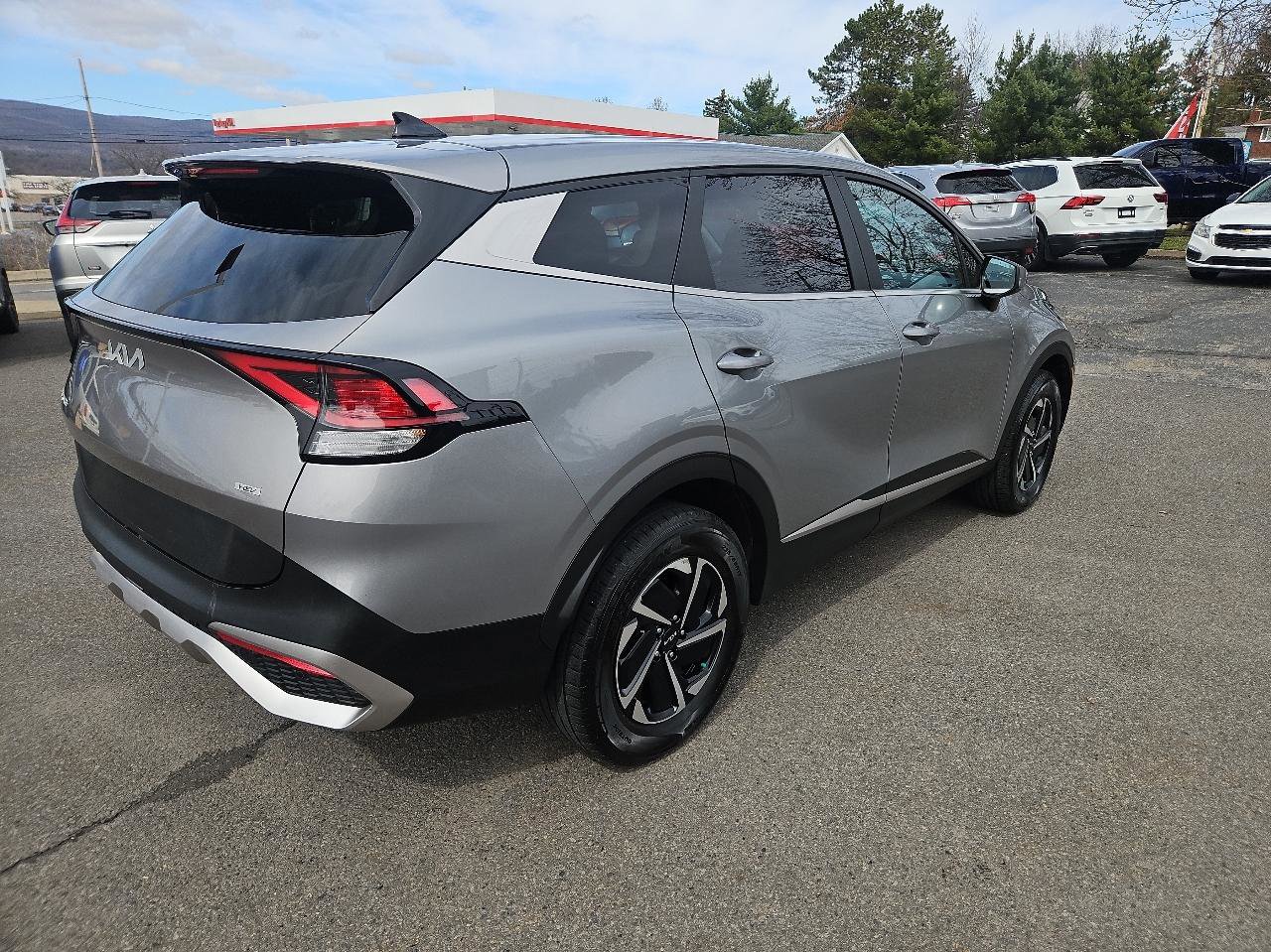 Used 2023 Kia Sportage LX image 3