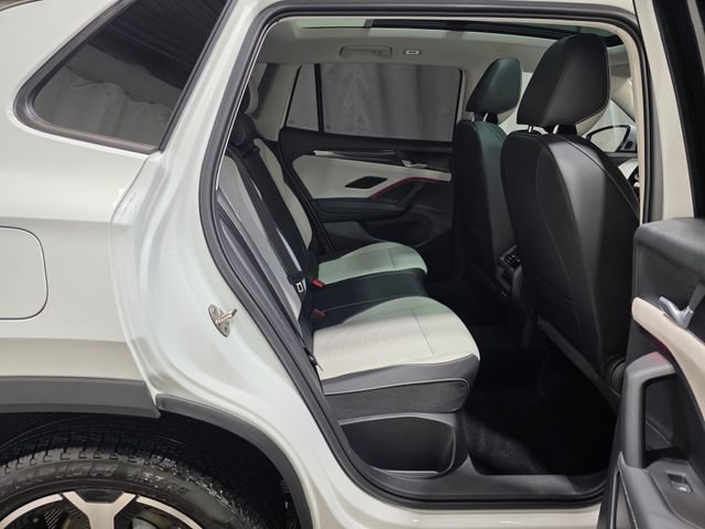 Certified 2025 Volkswagen Tiguan SE image 32