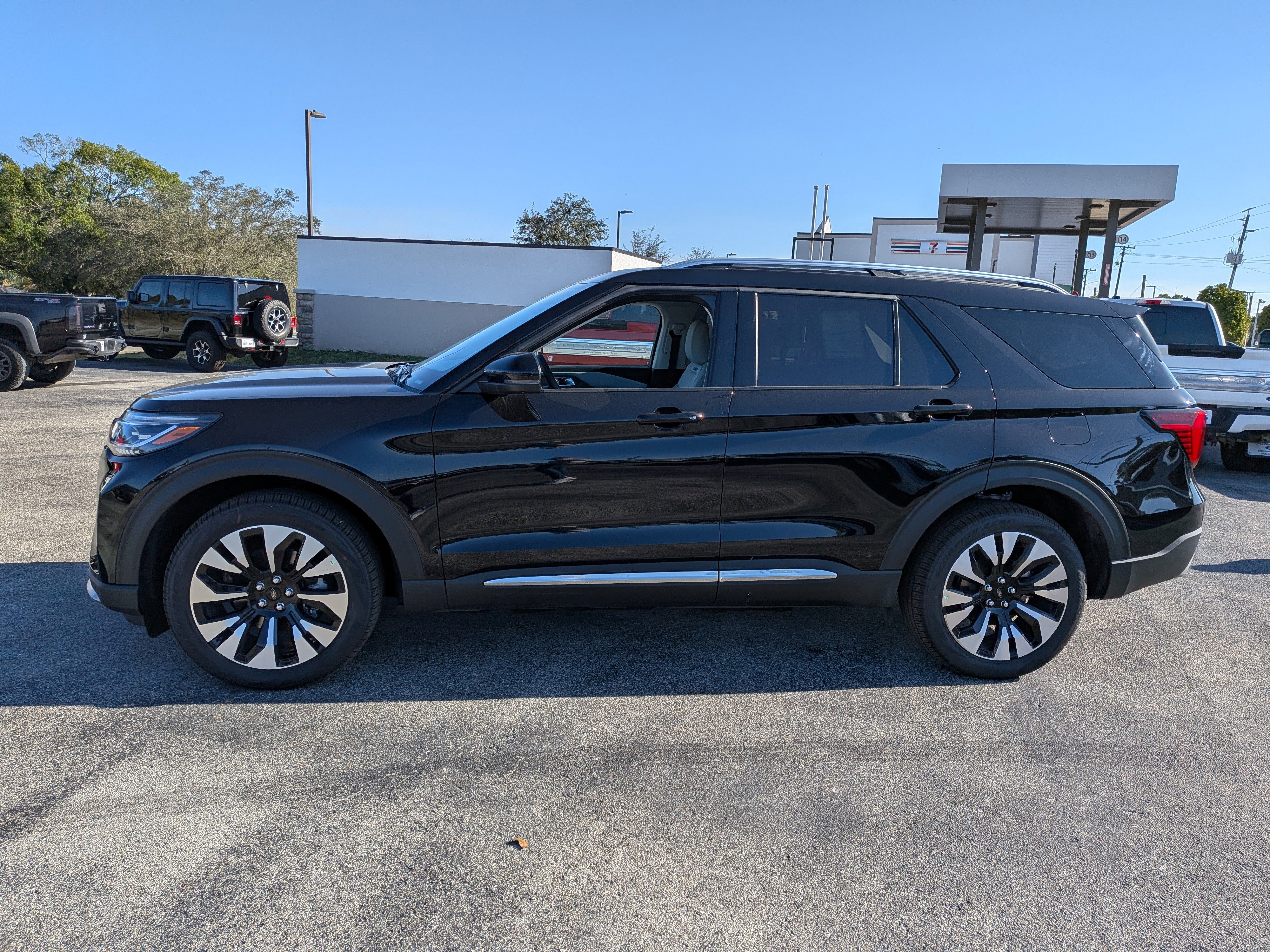 New 2026 Ford Explorer Platinum w/ LUX Leather Package AWD/4WD image 7