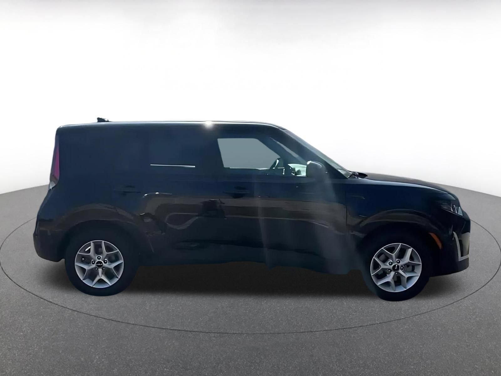Used 2025 Kia Soul LX w/ LX Technology Package FWD image 14