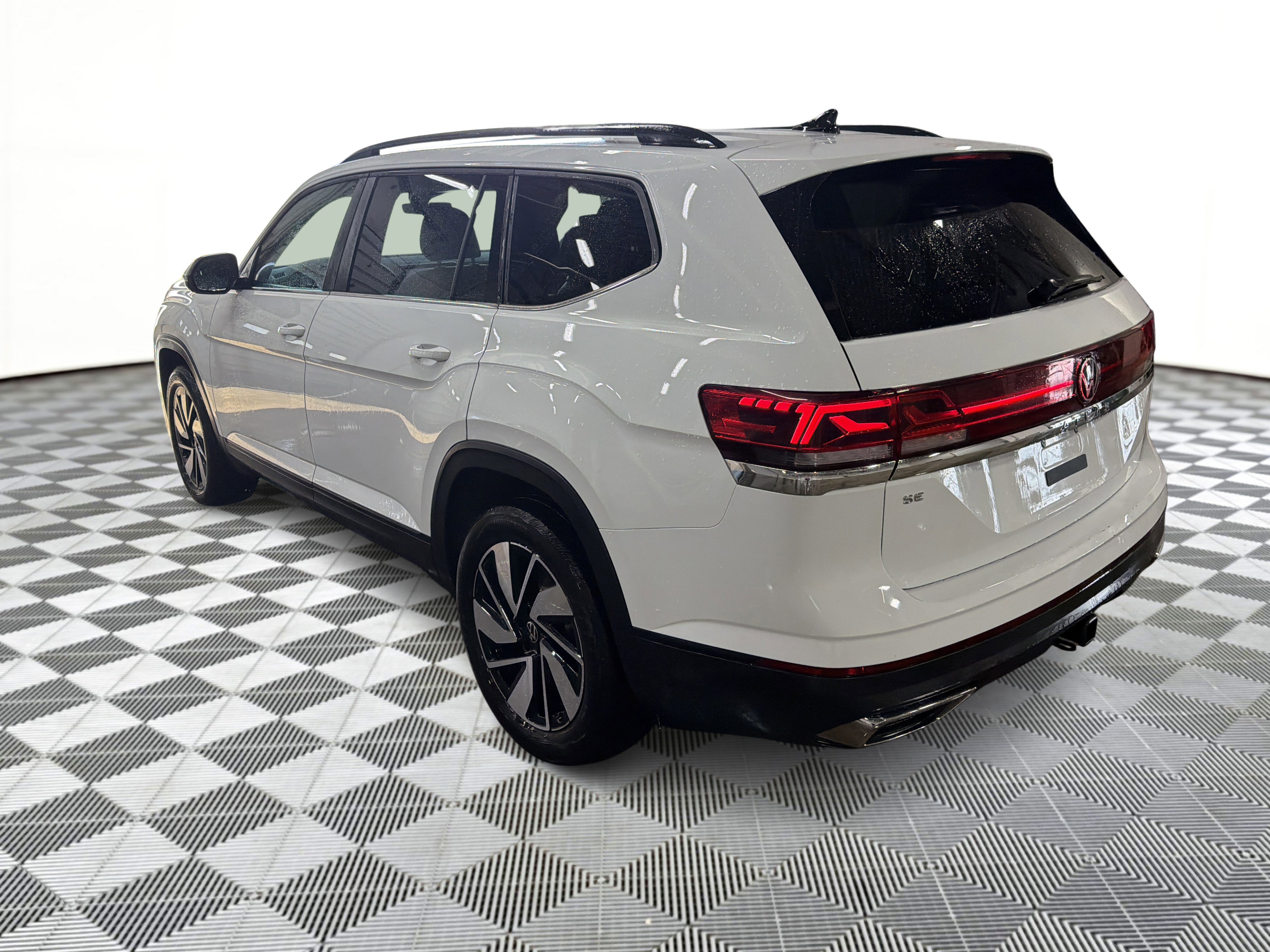 Used 2025 Volkswagen Atlas SE image 3