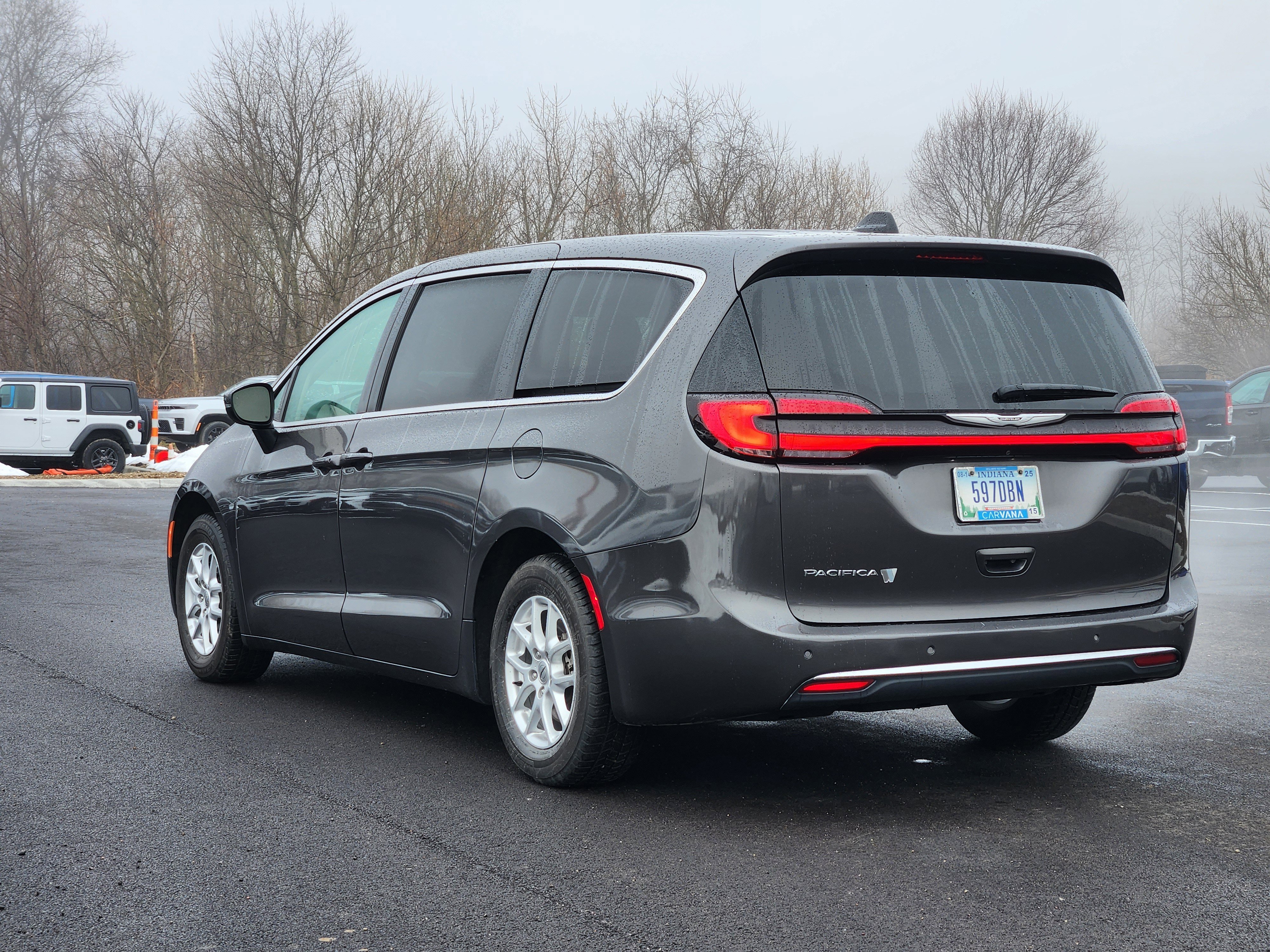Used 2023 Chrysler Pacifica Touring-L image 2