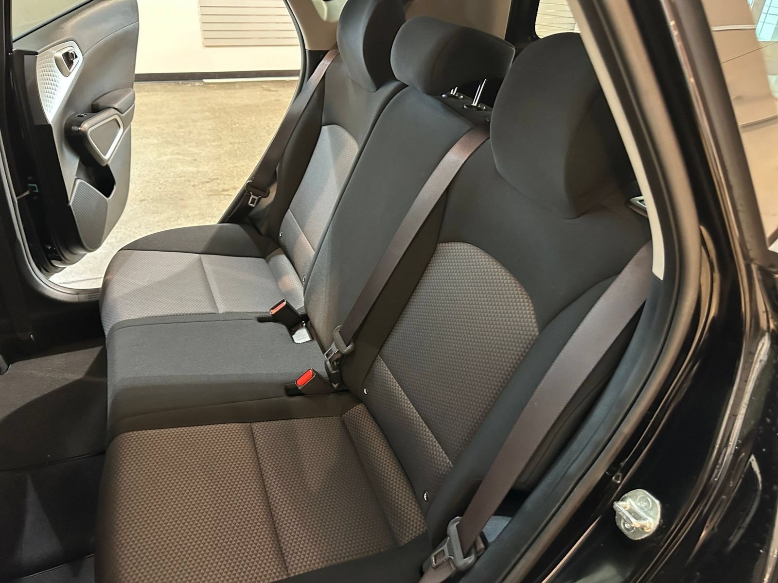 Used 2025 Kia Soul LX w/ LX Technology Package FWD image 39