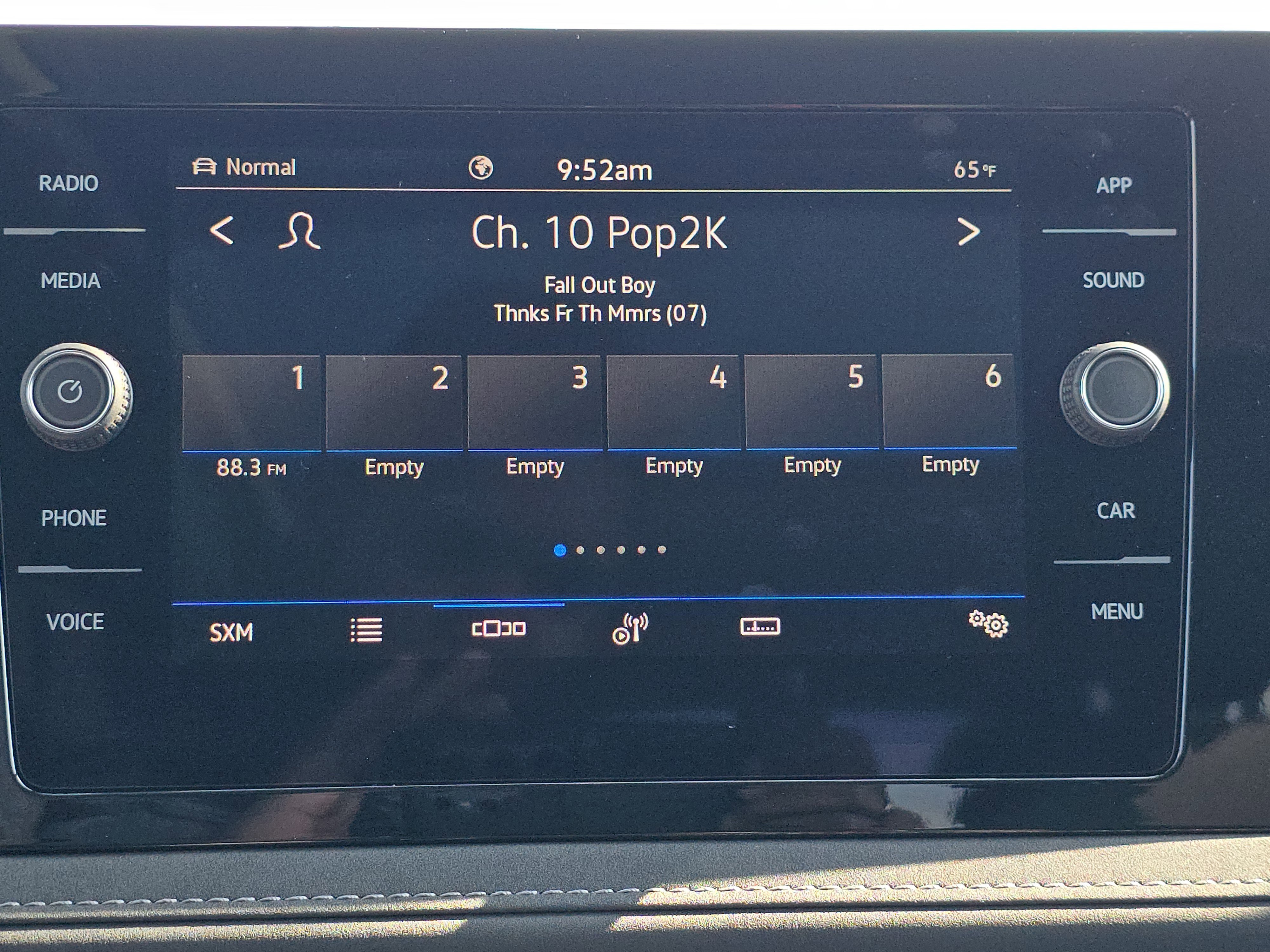 New 2025 Volkswagen Taos SE image 13