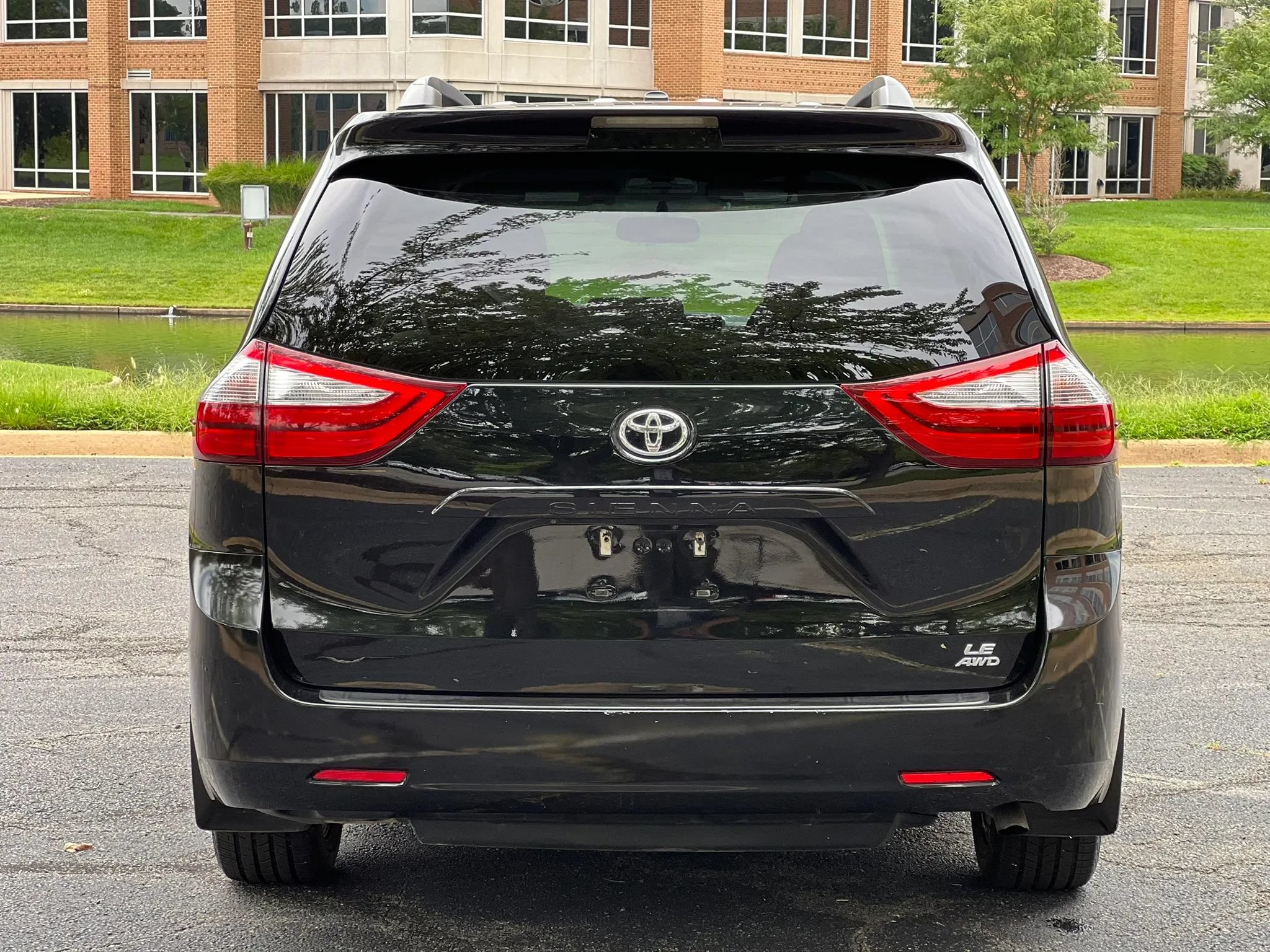 Used 2017 Toyota Sienna LE w/ Protection Package AWD/4WD image 4