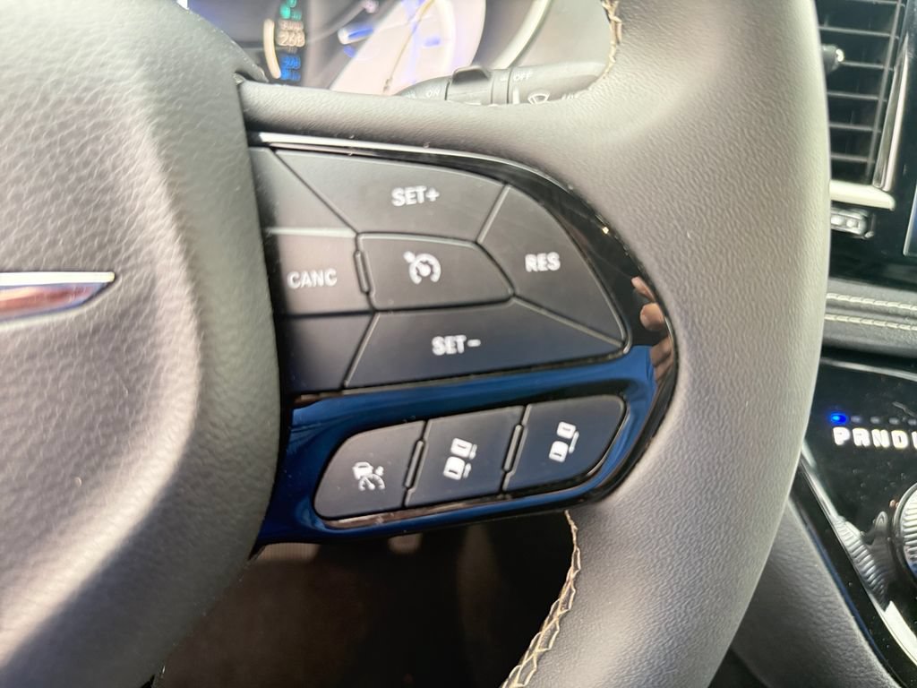 Used 2024 Chrysler Pacifica Limited FWD image 16