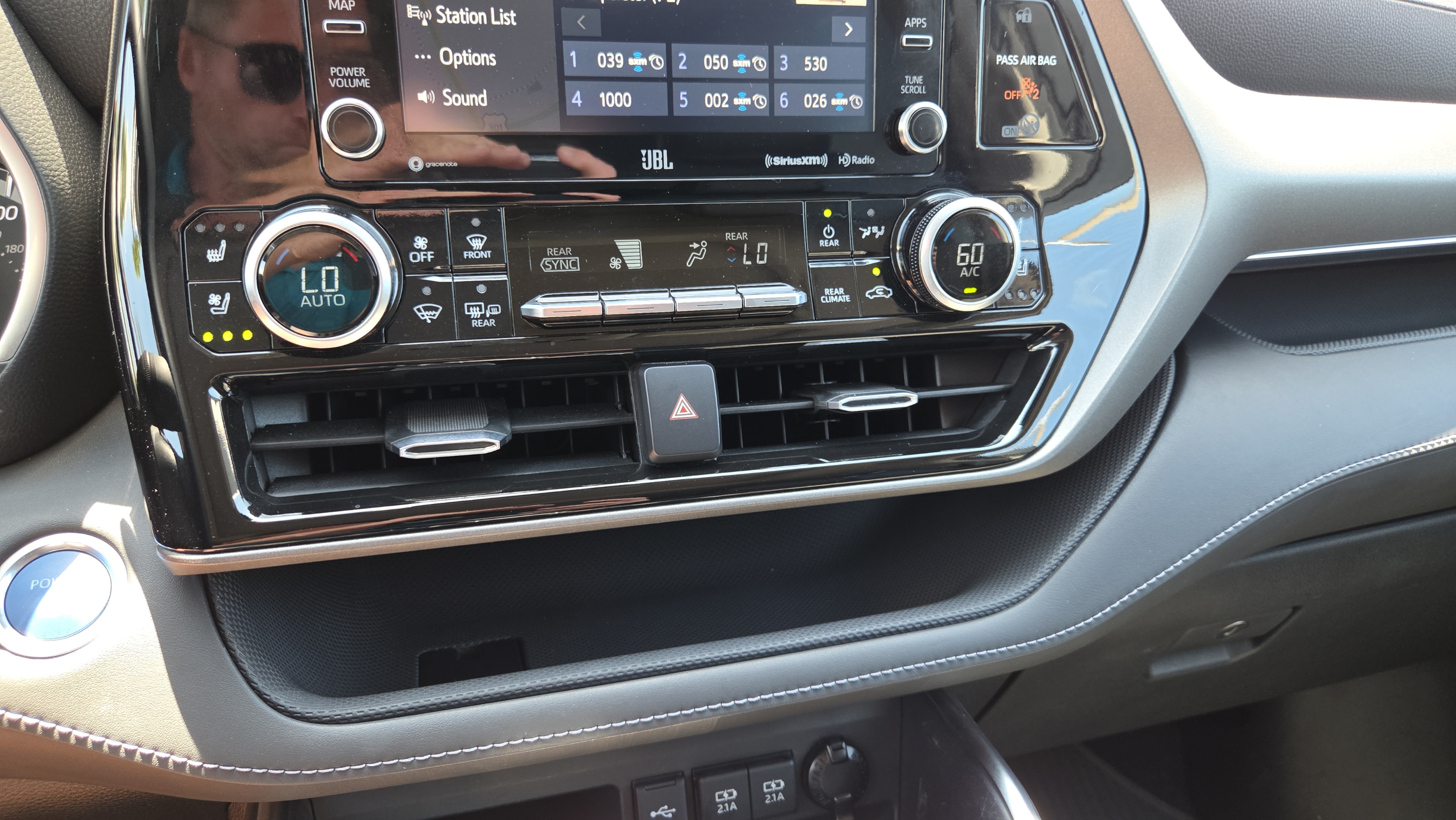 Certified 2021 Toyota Highlander Limited AWD/4WD image 24