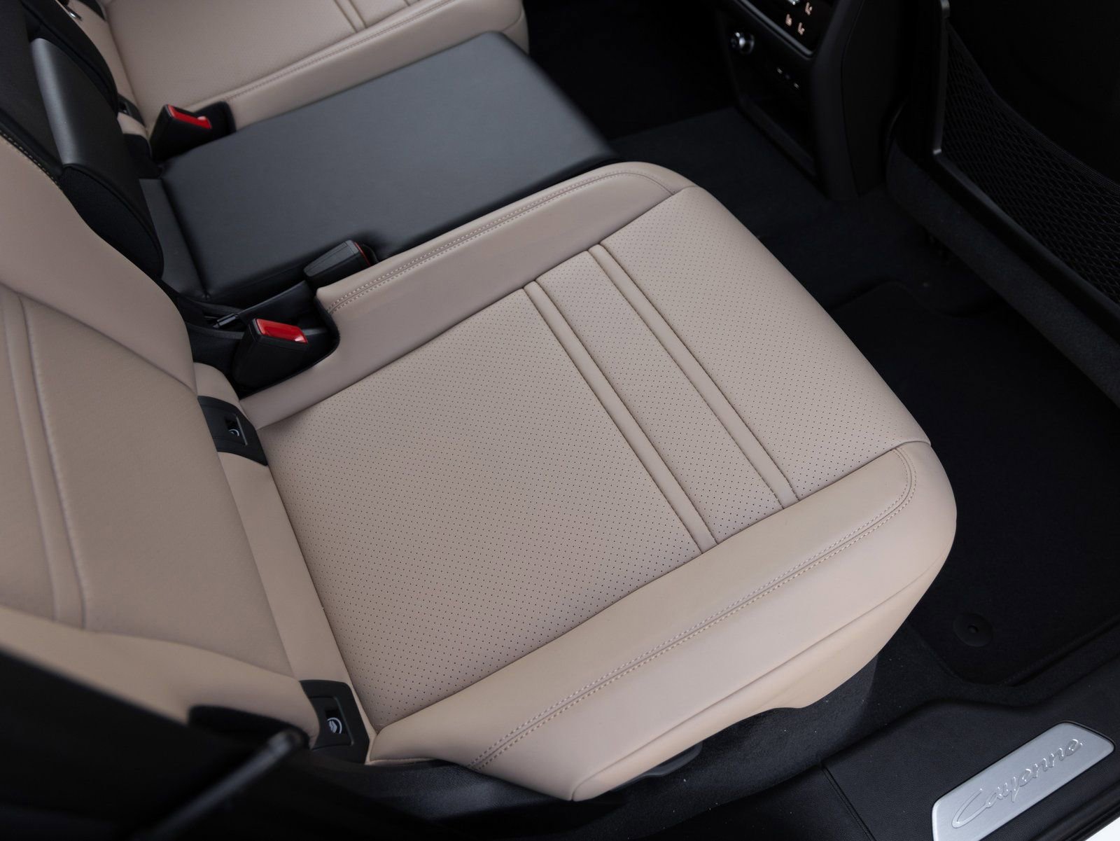 Certified 2025 Porsche Cayenne Coupe image 32