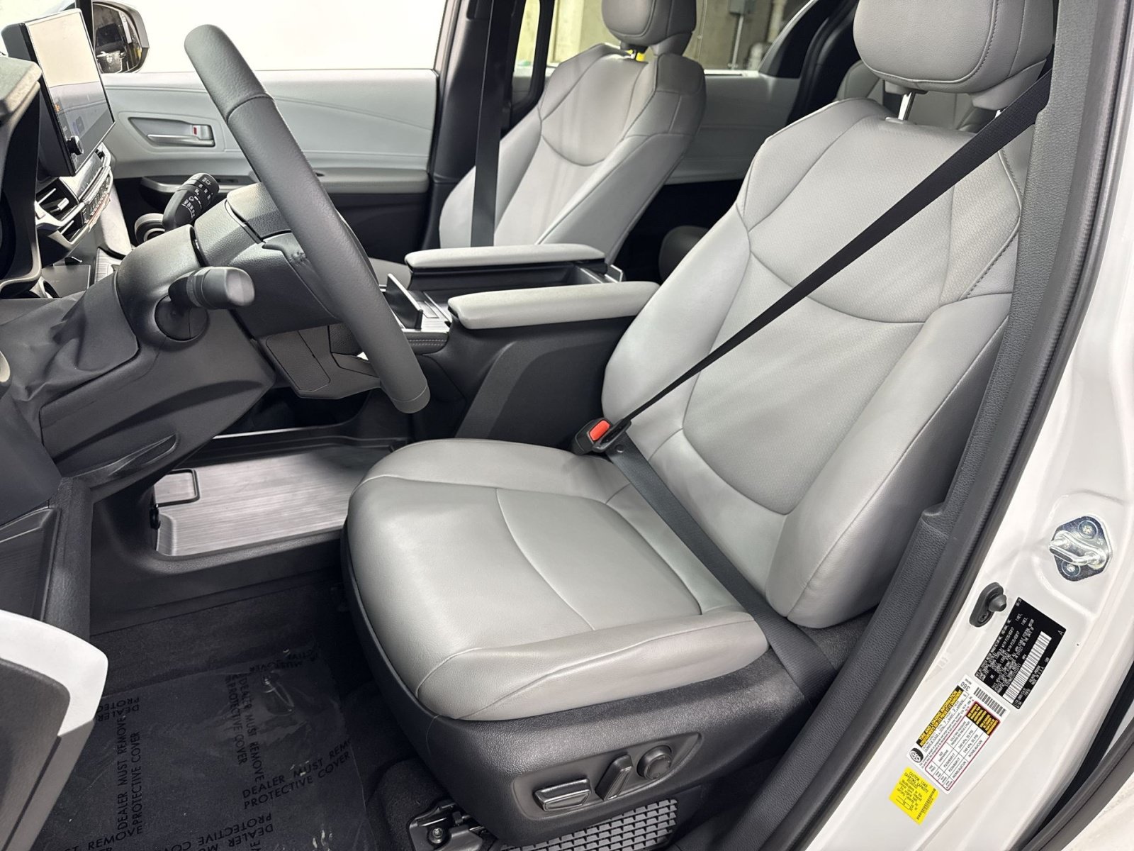 Used 2026 Toyota Sienna XLE FWD image 25