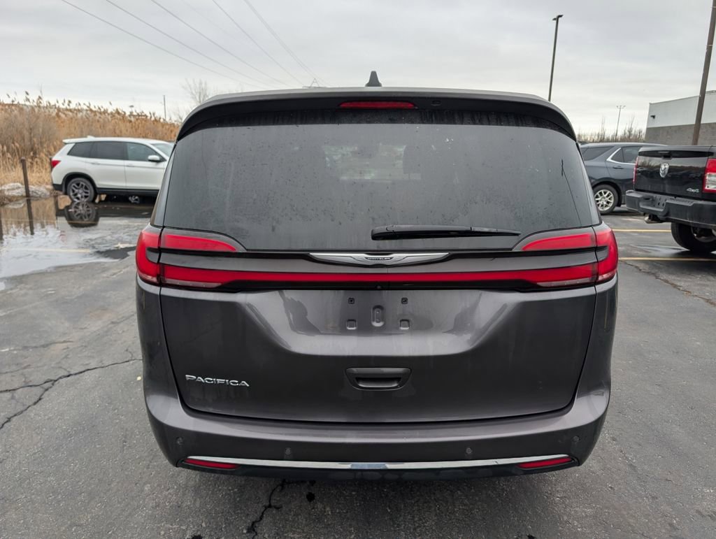 Used 2023 Chrysler Pacifica Touring-L image 6