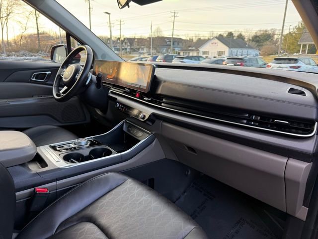 Used 2025 Kia Carnival EX image 17