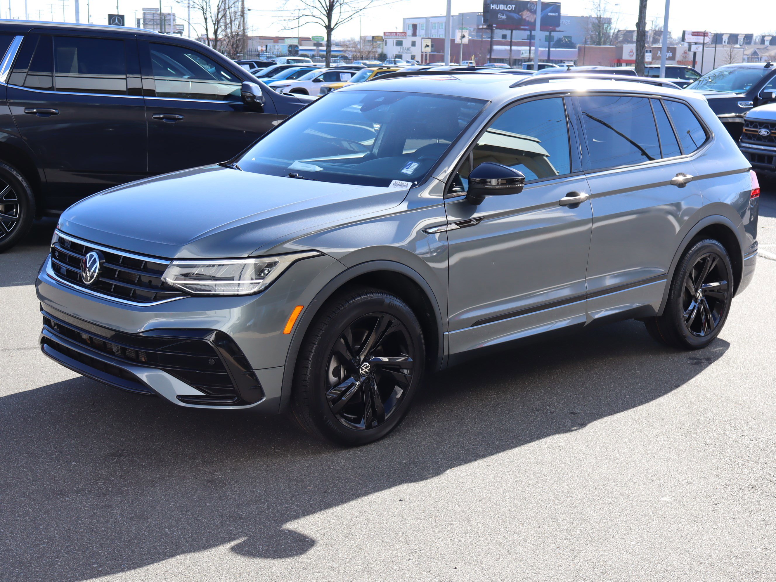 Used 2023 Volkswagen Tiguan SE R-Line image 5