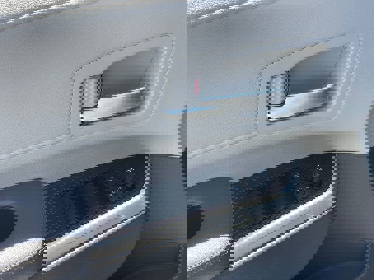 Used 2024 Toyota Sienna XLE FWD image 5