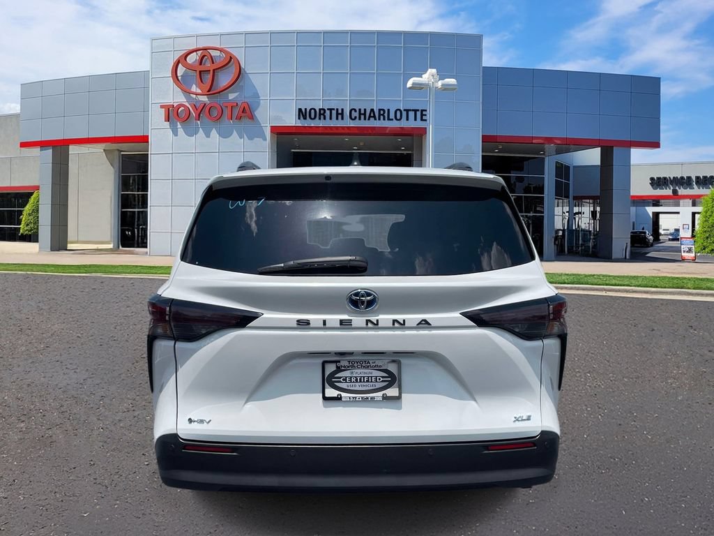 Used 2025 Toyota Sienna XLE FWD image 6