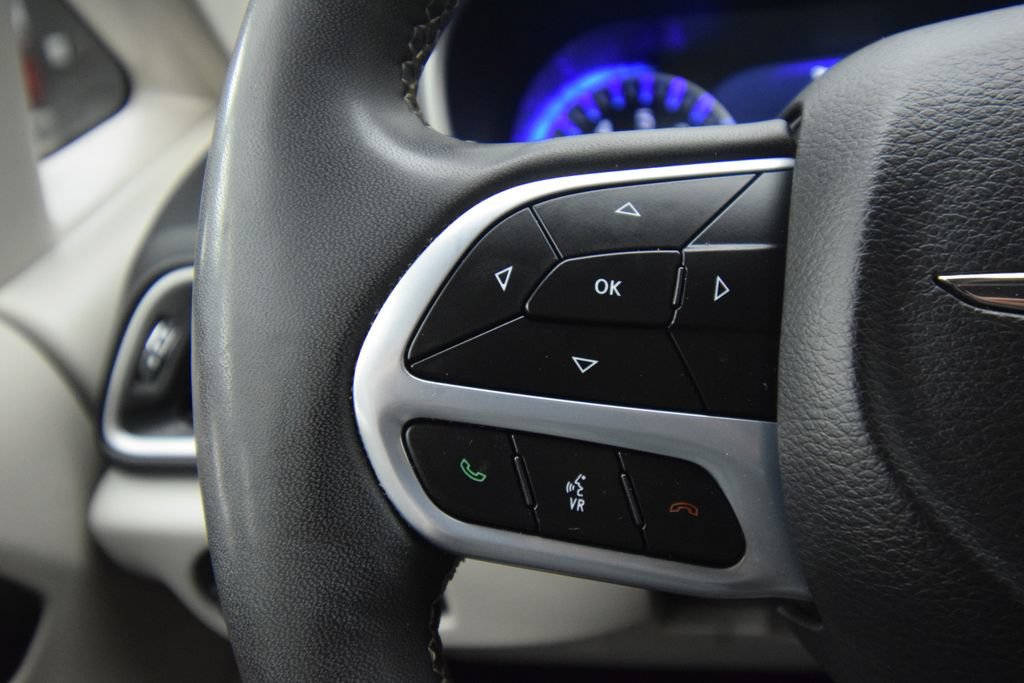 Used 2023 Chrysler Pacifica Touring-L FWD image 32