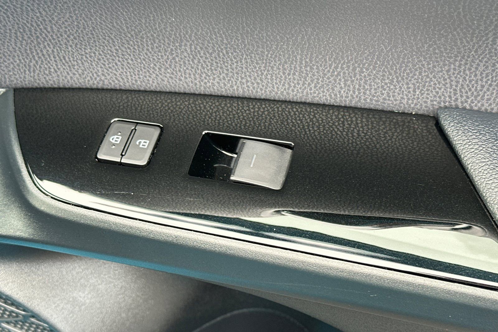 Used 2022 Toyota Prius Prime XLE image 22