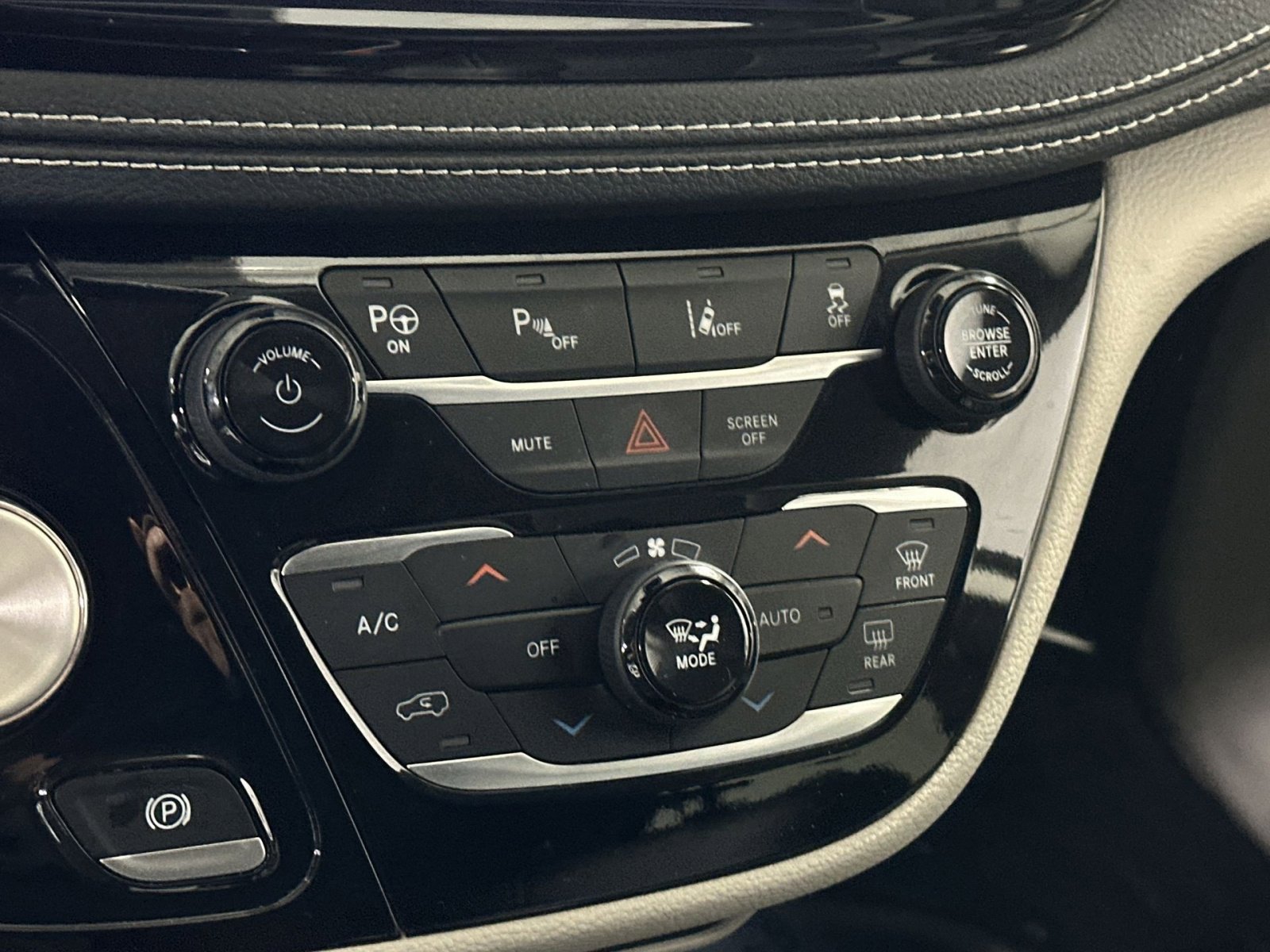 Used 2022 Chrysler Pacifica Touring-L w/ Uconnect Theater Family Group image 27