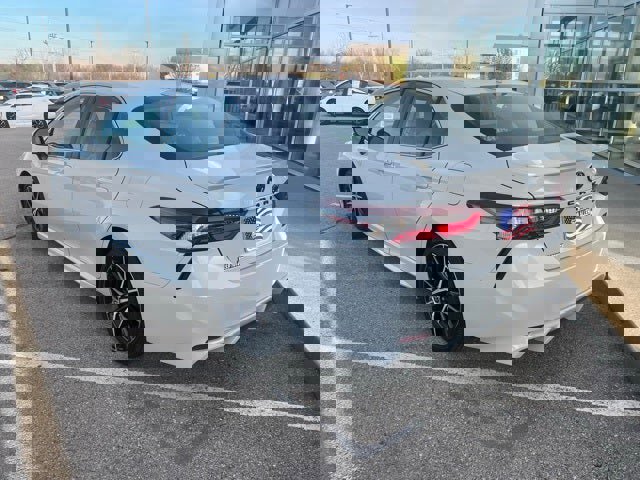 Used 2023 Toyota Camry SE image 3