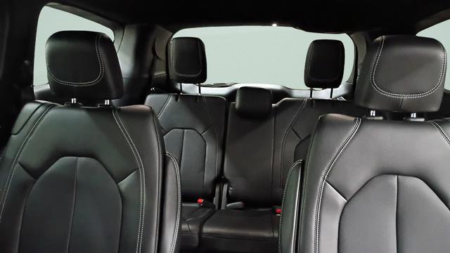 Used 2025 Chrysler Pacifica Select image 19