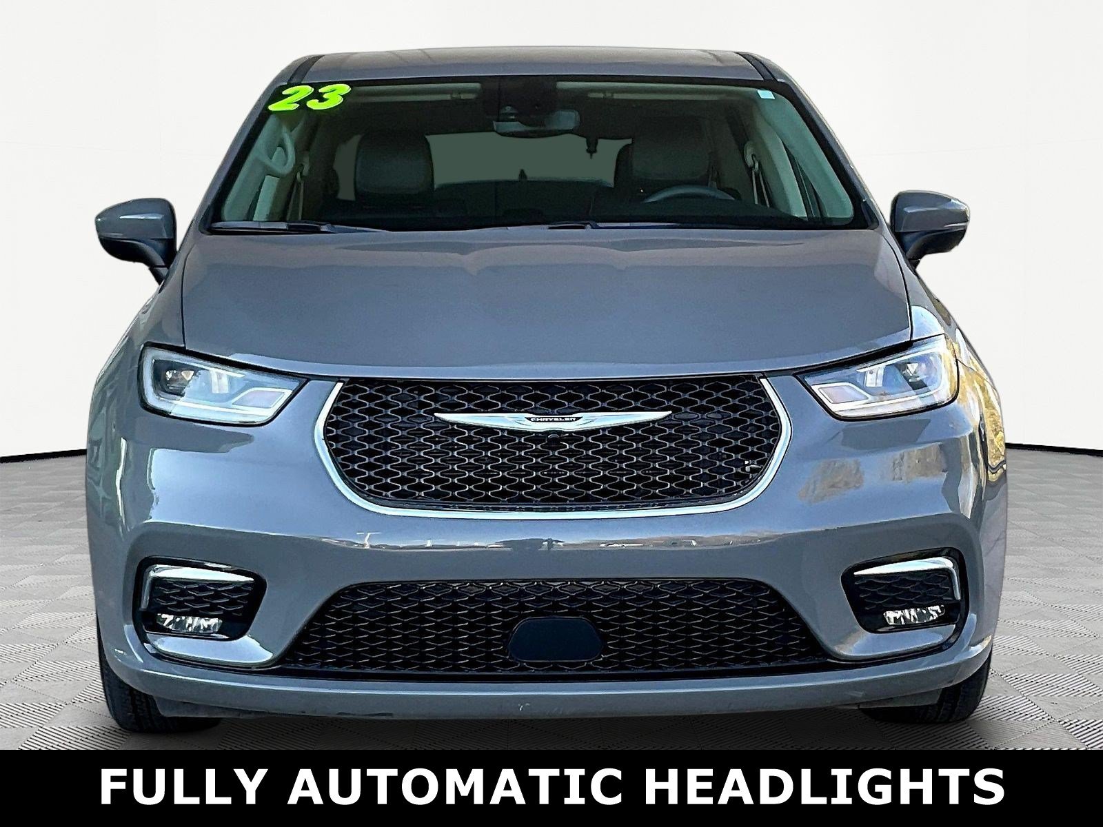 Used 2023 Chrysler Pacifica Touring-L FWD image 2