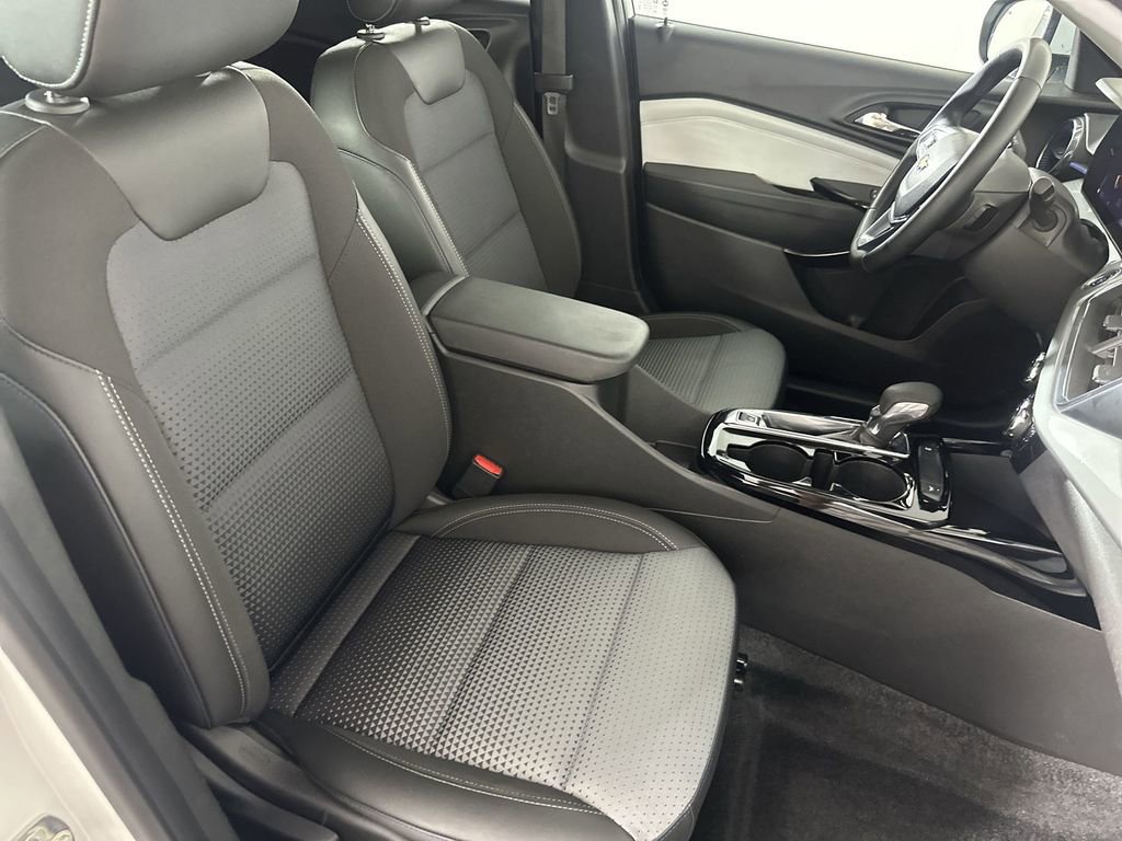 Used 2024 Chevrolet Trax LT w/ Driver Confidence Package FWD image 28