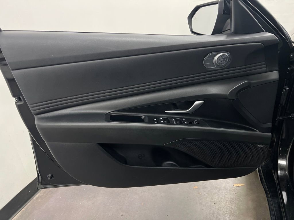 Used 2023 Hyundai Elantra Limited image 12