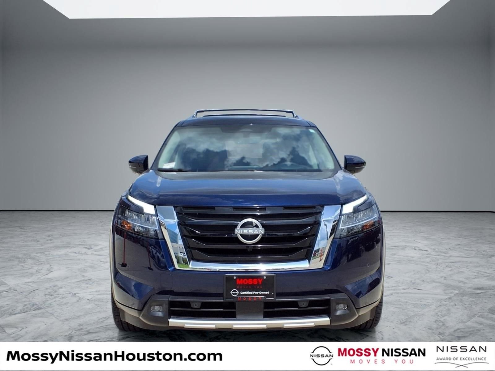 Used 2023 Nissan Pathfinder Platinum FWD image 3