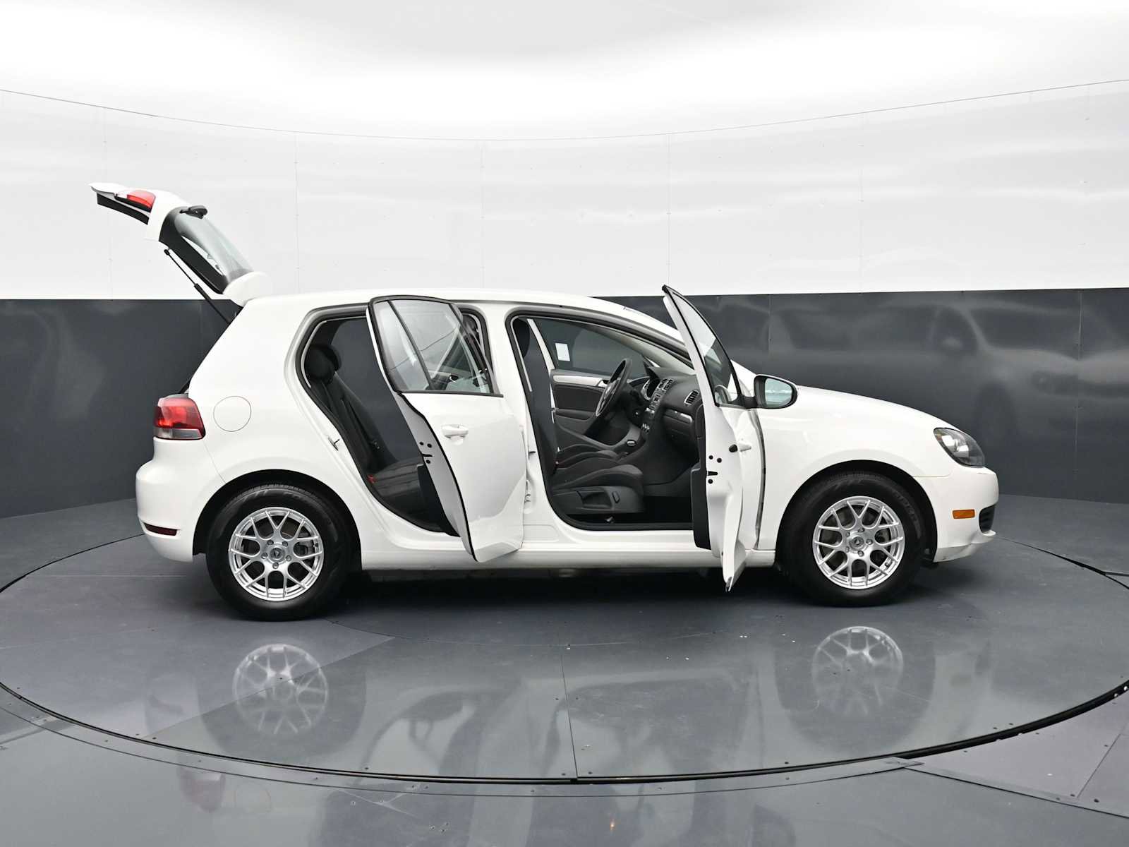 Used 2010 Volkswagen Golf 4-Door image 34