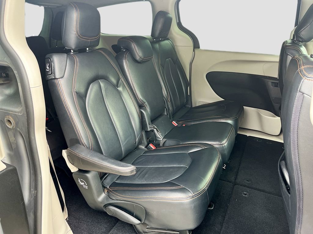 Used 2018 Chrysler Pacifica Touring Plus w/ Tire & Wheel Group FWD image 32