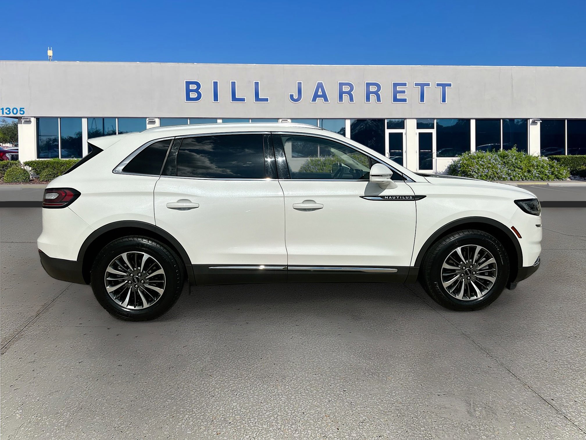 Used 2022 Lincoln Nautilus FWD w/ Premium Package image 8