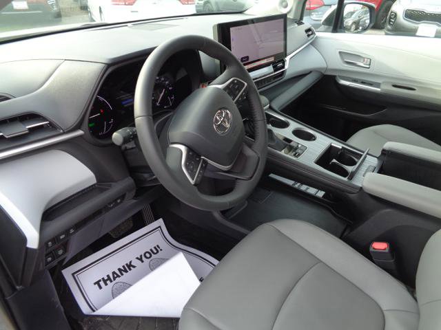 Used 2025 Toyota Sienna XLE w/ XLE Plus Package image 38
