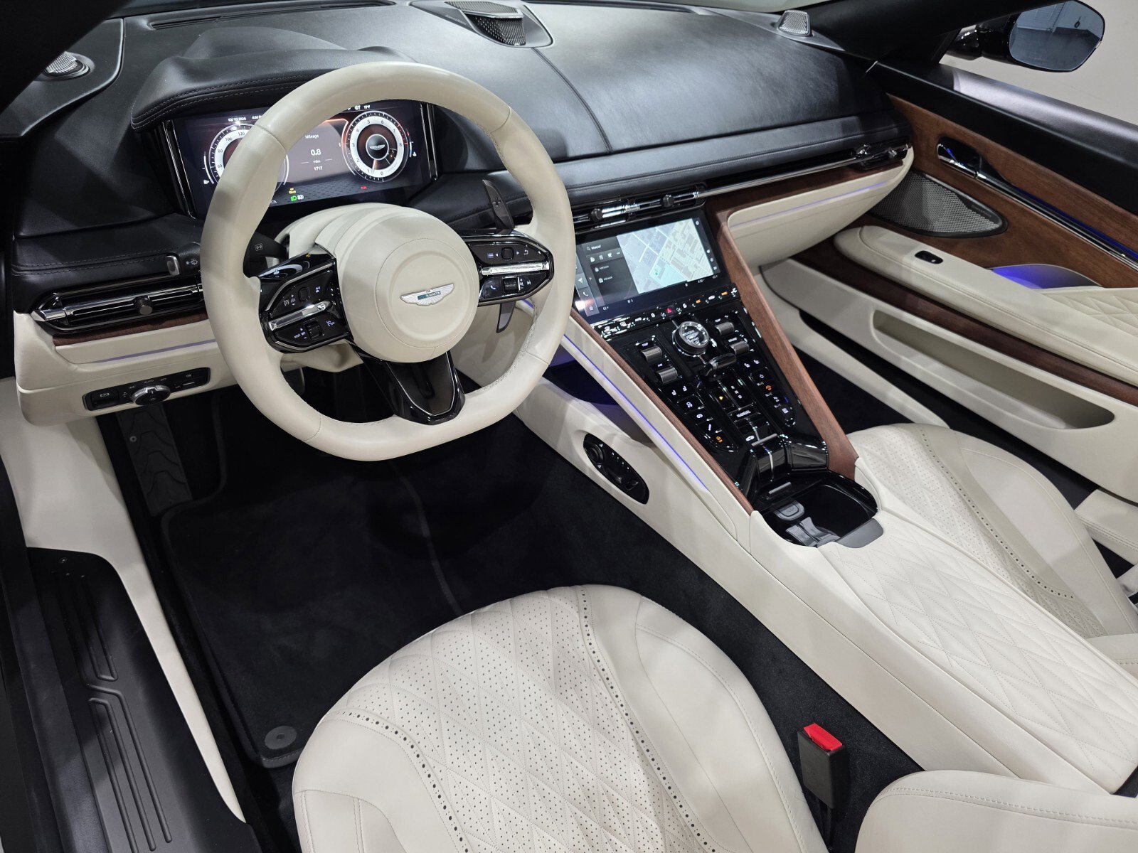 Used 2024 Aston Martin DB12 Volante image 3