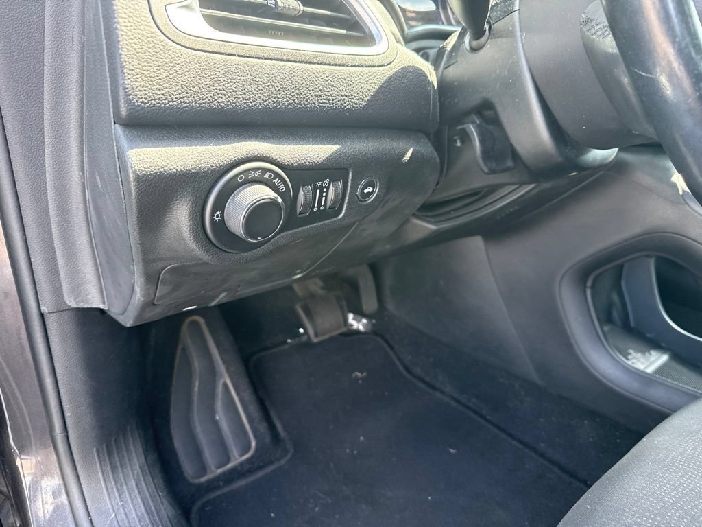 Used 2015 Chrysler 200 Limited w/ Convenience Group FWD image 7