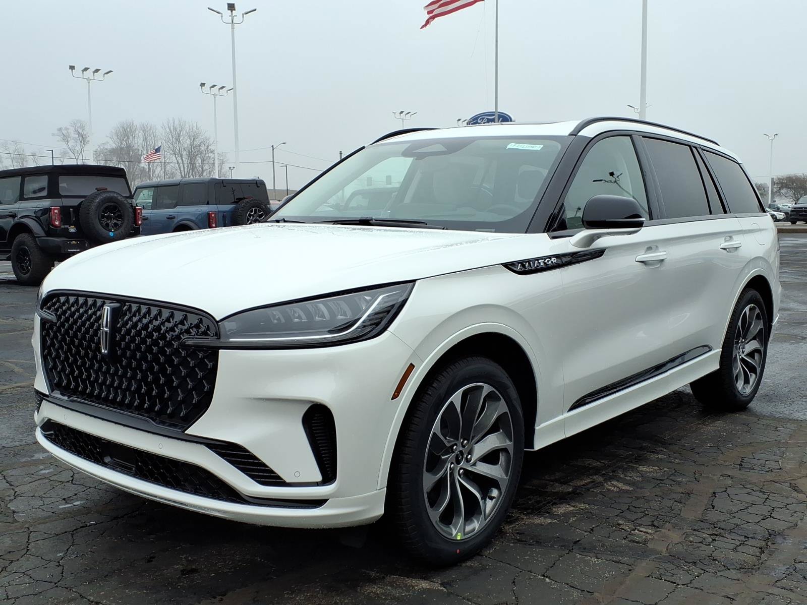 New 2026 Lincoln Aviator AWD image 3