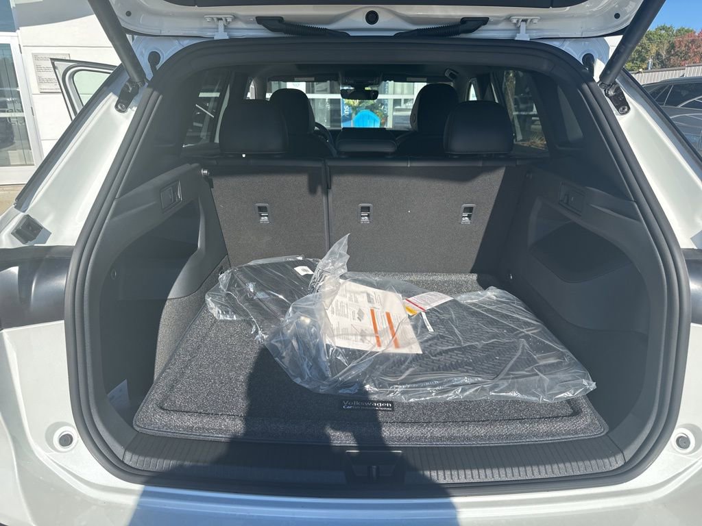 New 2025 Volkswagen Tiguan SE R-Line image 23