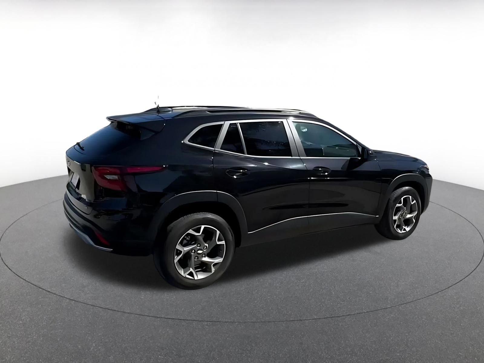 Used 2025 Chevrolet Trax LT FWD image 14