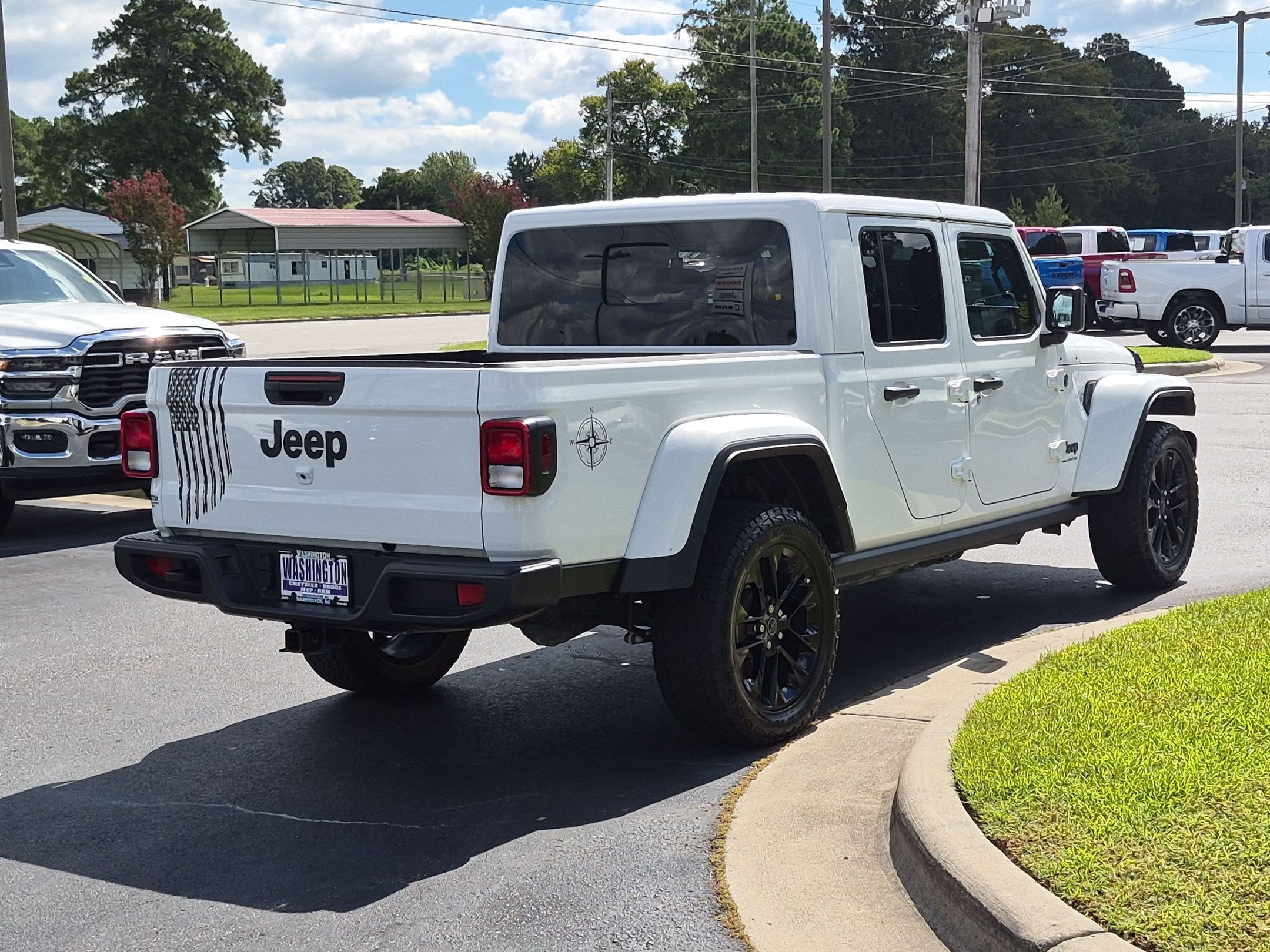 Used 2025 Jeep Gladiator Sport AWD/4WD image 5