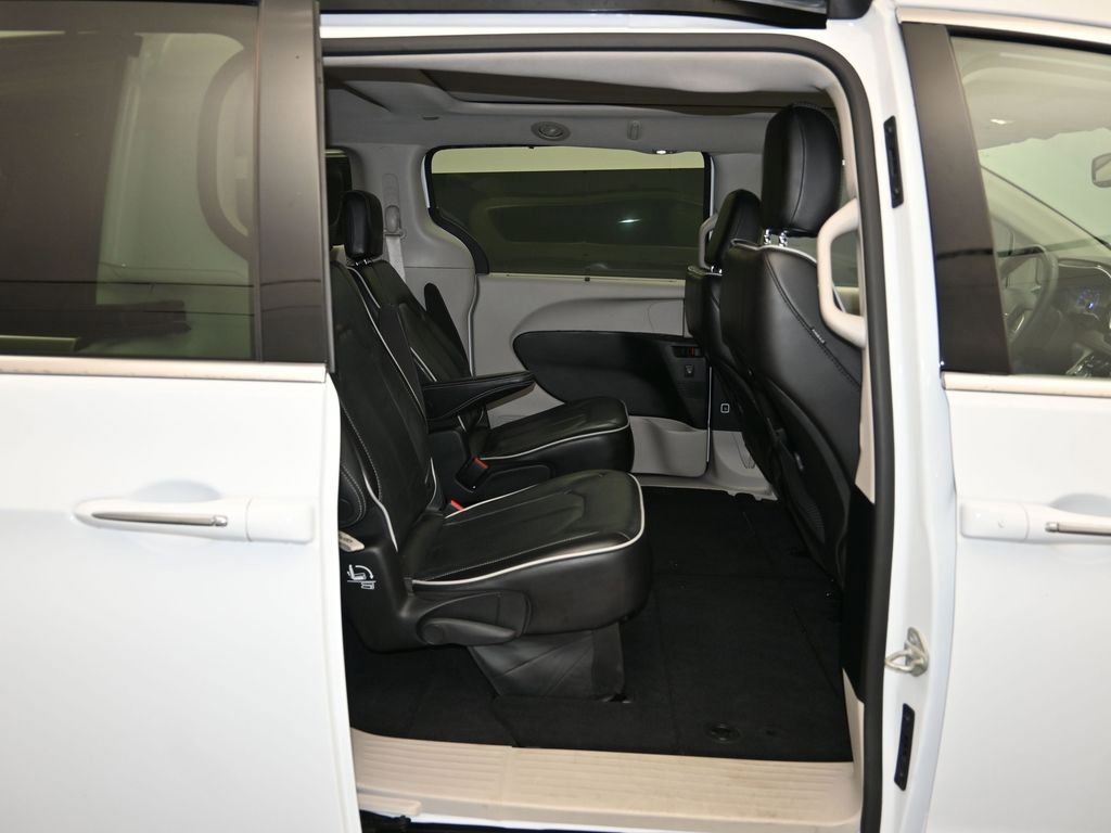 Used 2023 Chrysler Pacifica Limited image 27