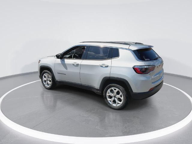 Used 2025 Jeep Compass Latitude AWD/4WD image 6