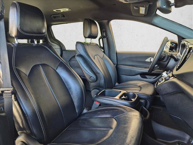 Used 2025 Chrysler Pacifica Select FWD image 18