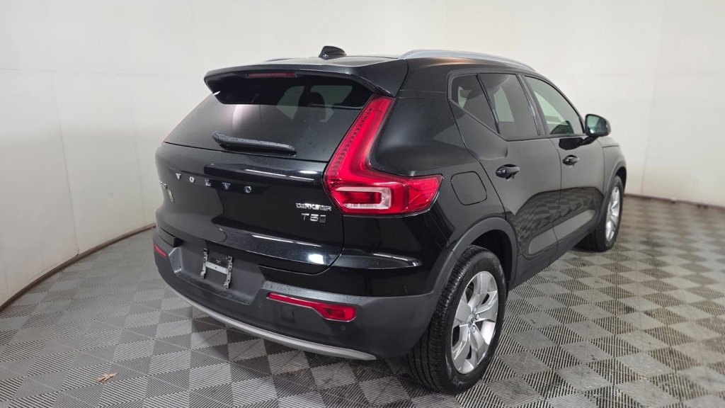 Used 2021 Volvo XC40 T5 Momentum w/ Climate Package image 7