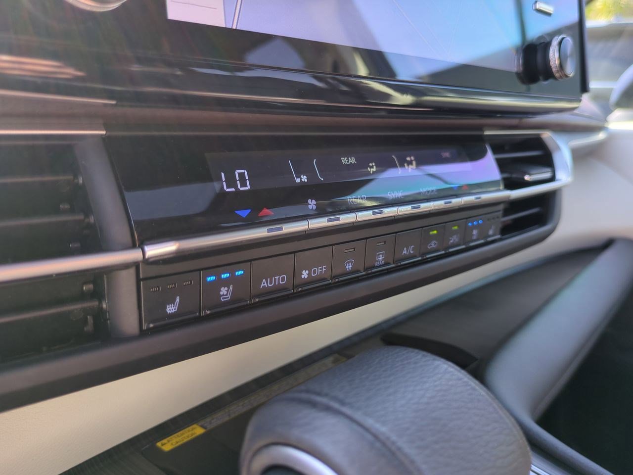 Used 2022 Toyota Sienna Platinum image 28