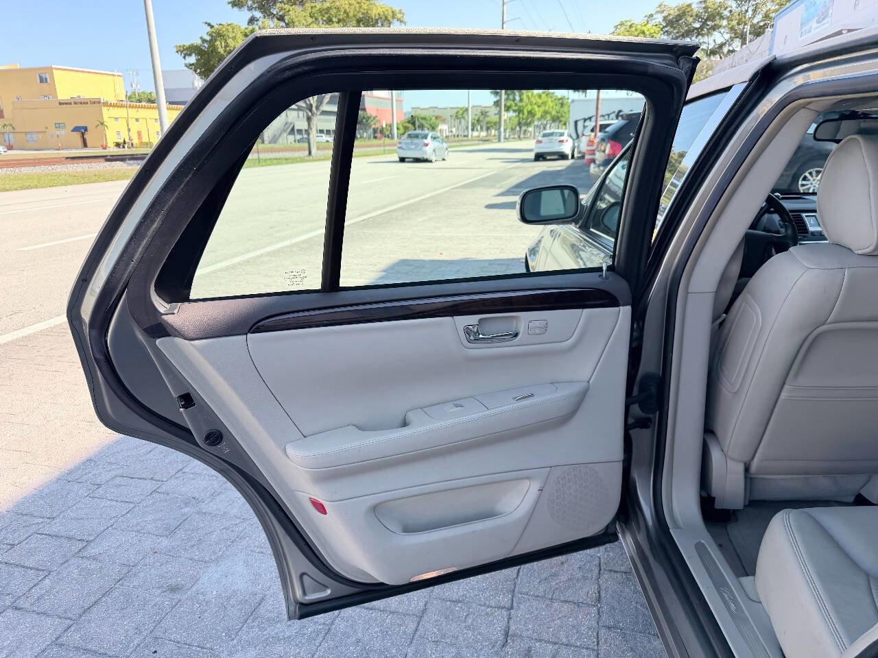 Used 2010 Cadillac DTS Luxury FWD image 13