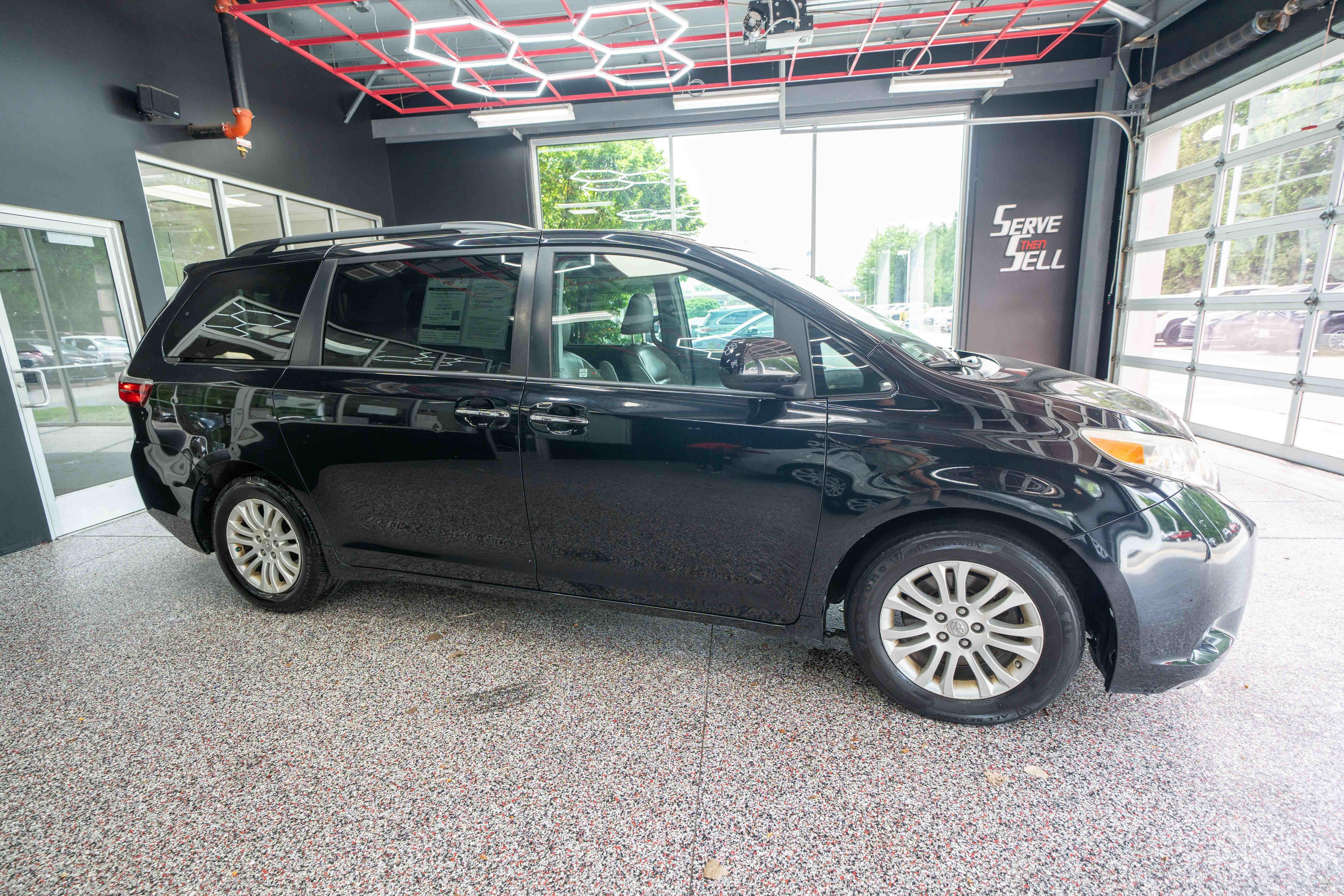 Used 2017 Toyota Sienna XLE Premium FWD image 5